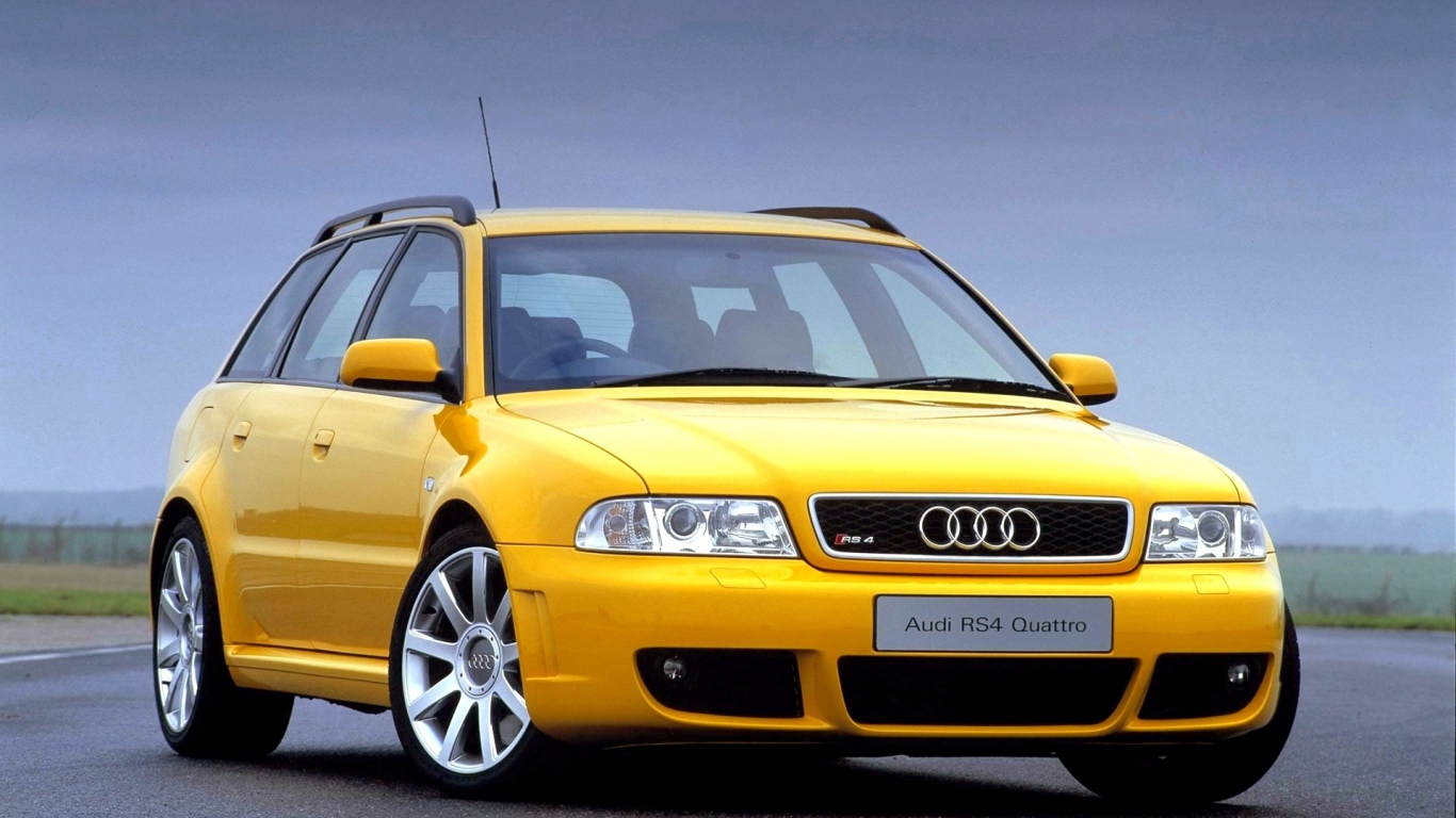 Автомобиль Audi b5 на дороге