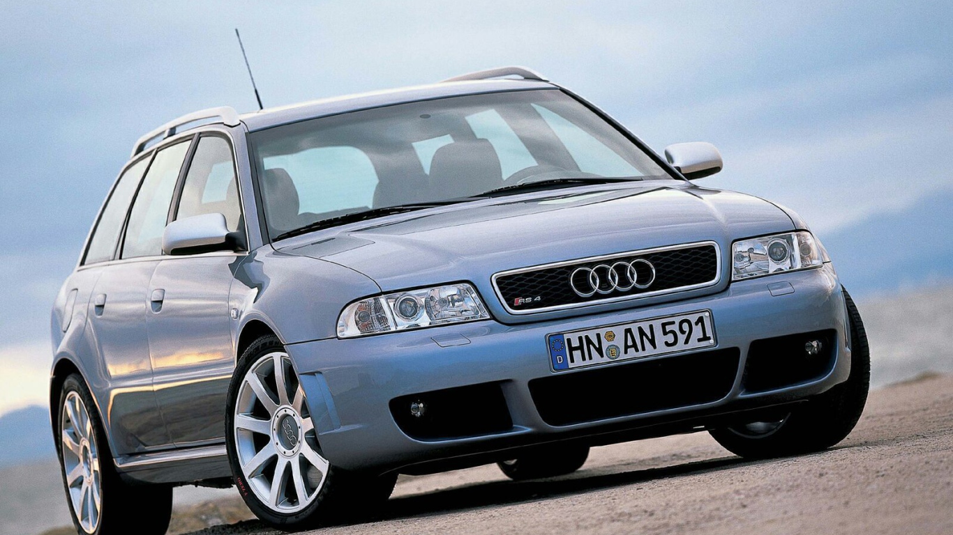 Автомобиль Audi c5 на дороге