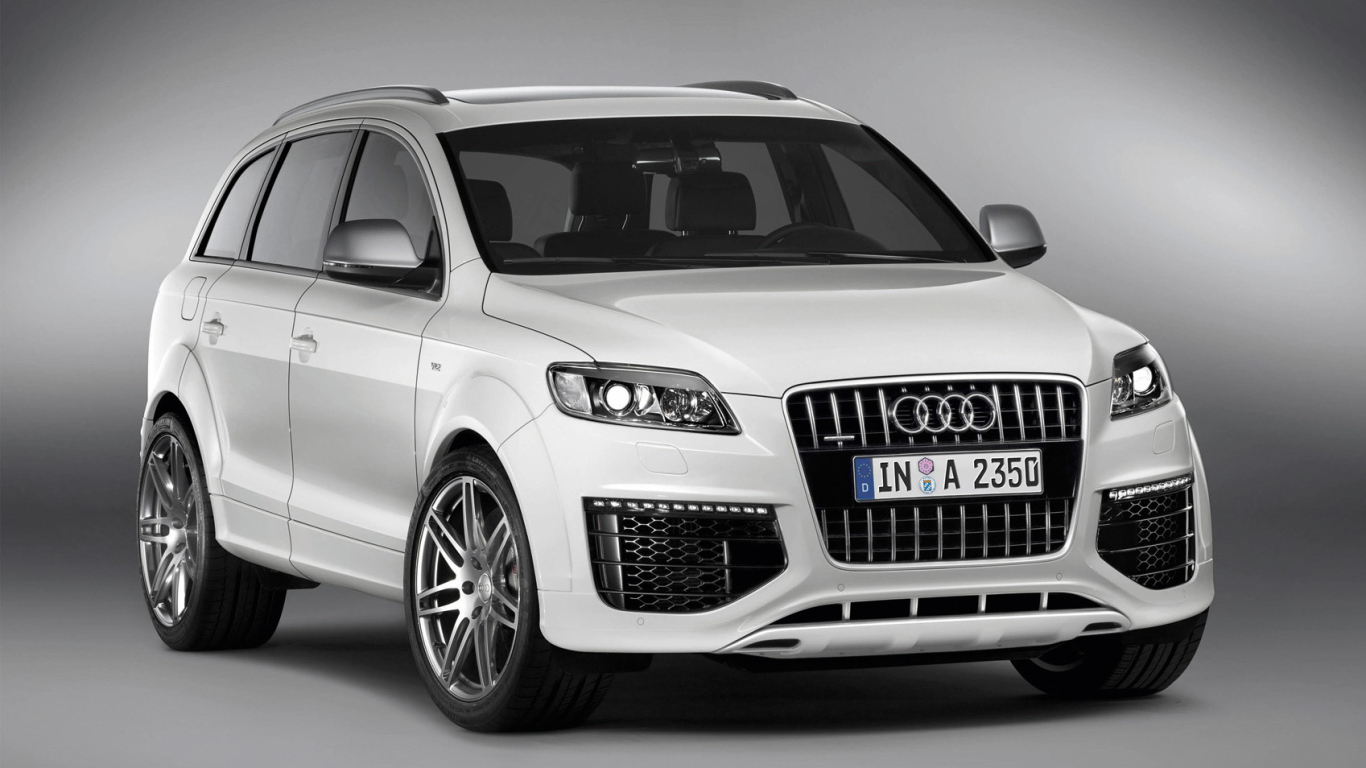 Автомобиль Audi q5 на дороге