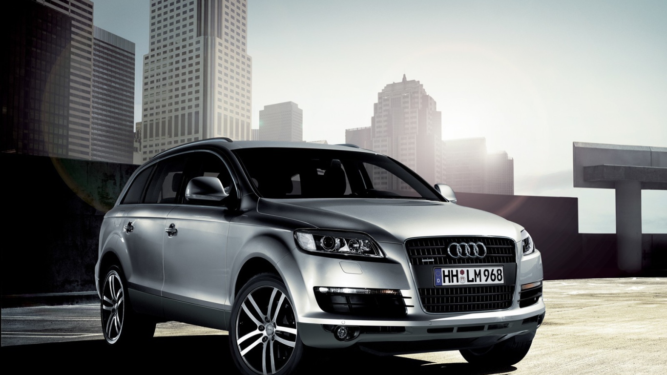 Автомобиль Audi q7 на дороге