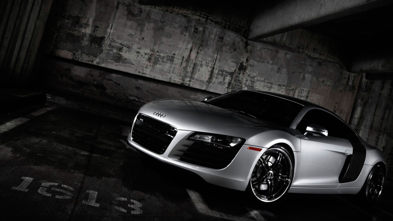 Автомобиль Audi r8 на дороге