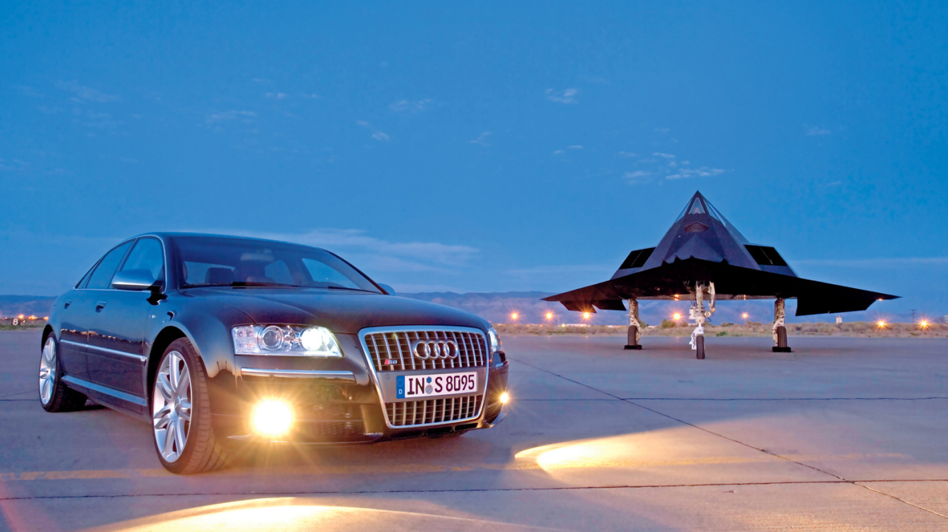 Автомобиль Audi s8 на дороге