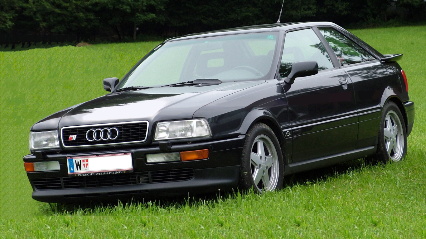 Красивый автомобиль Audi 80 в Москве