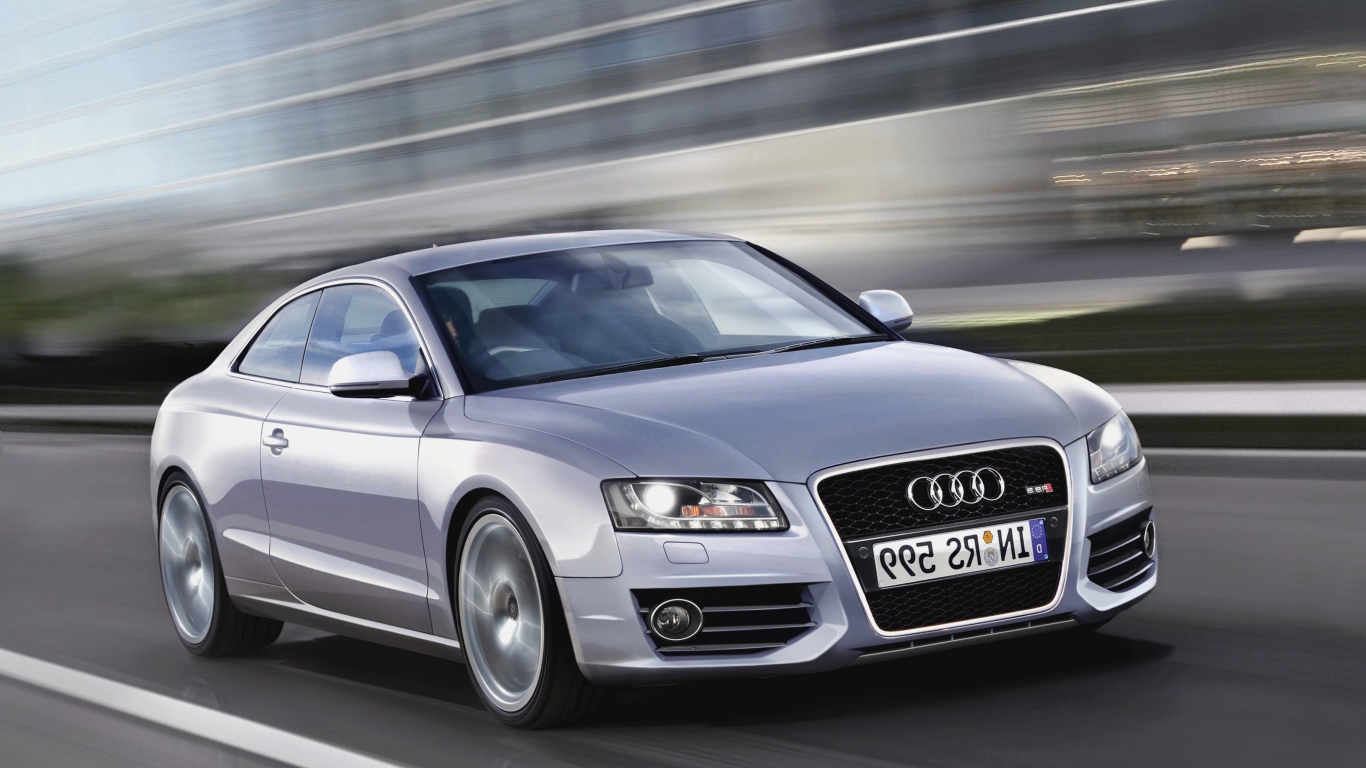 Красивый автомобиль Audi RS Q3 2014 года