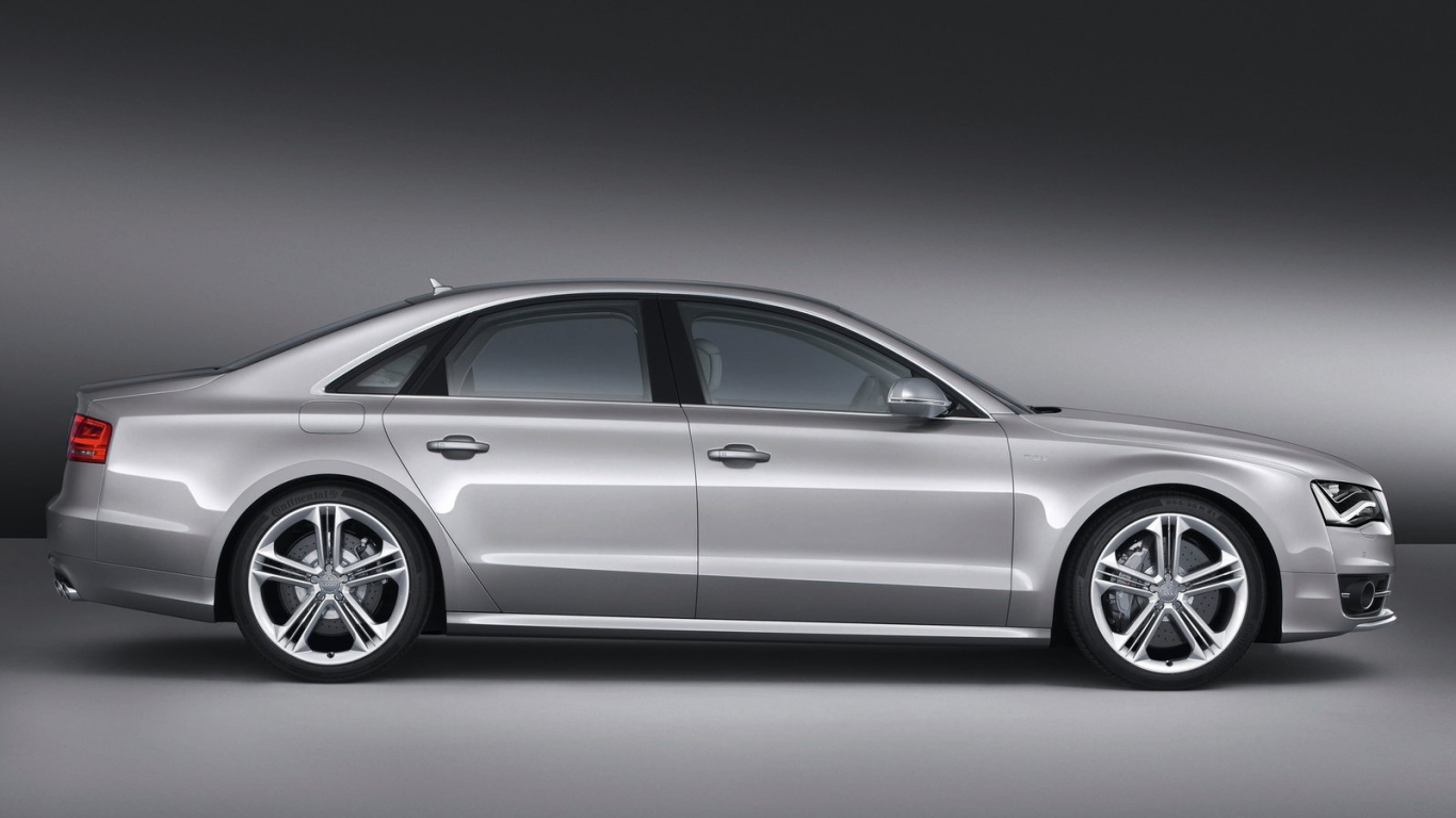 Красивый автомобиль Audi s8 в Москве