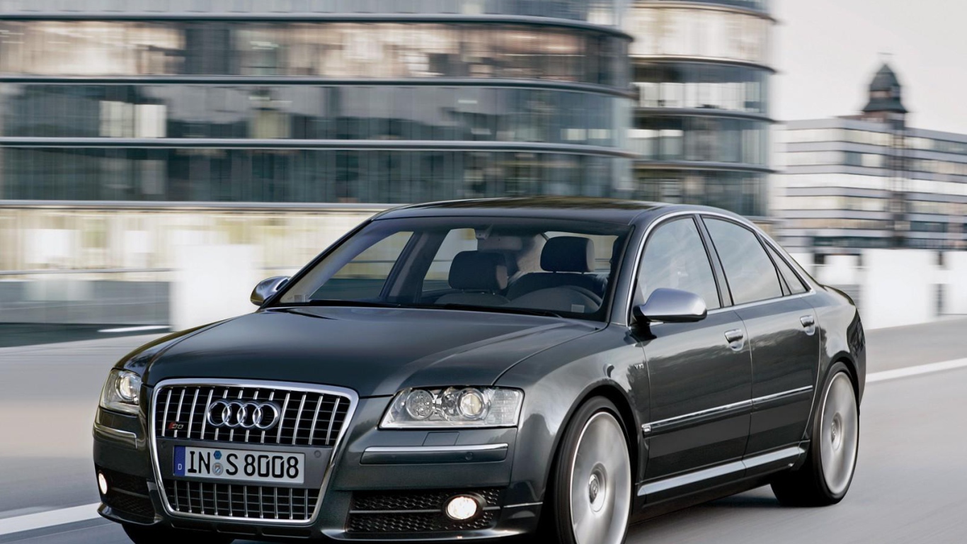 Автомобиль марки Audi модели s8