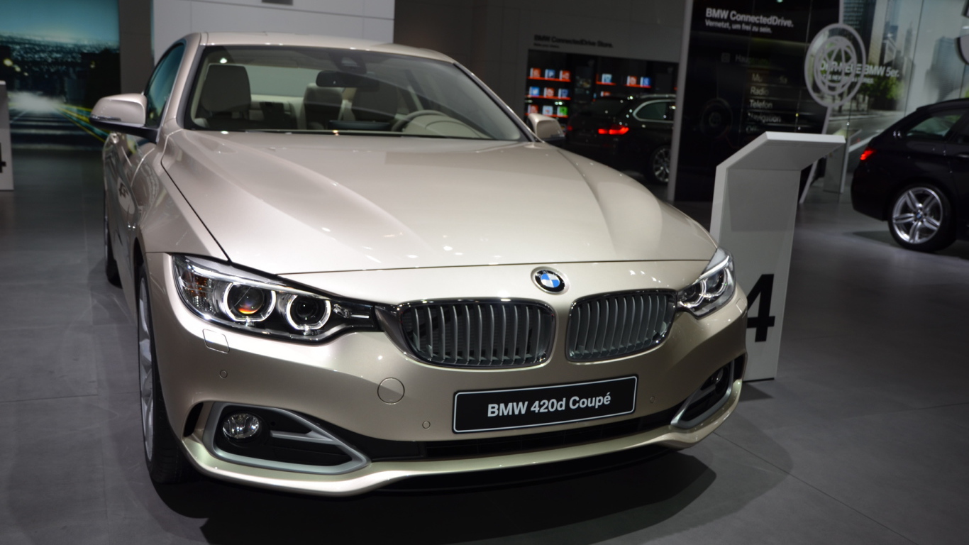 Красивый автомобиль BMW 4-series 2014 года в Москве