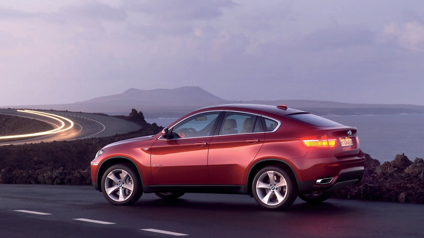 Красный BMW На дороге