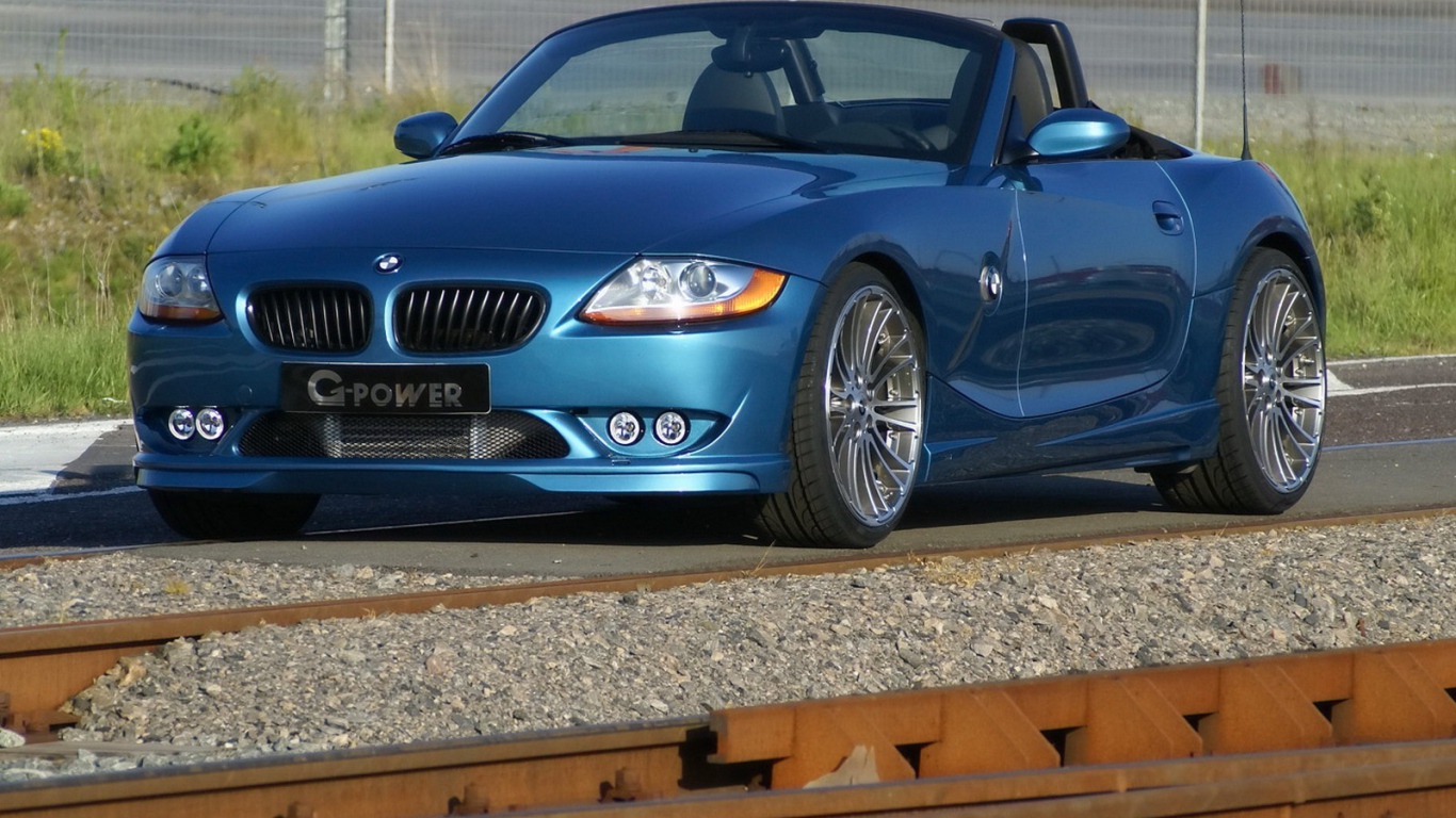 BMW у железной дороги