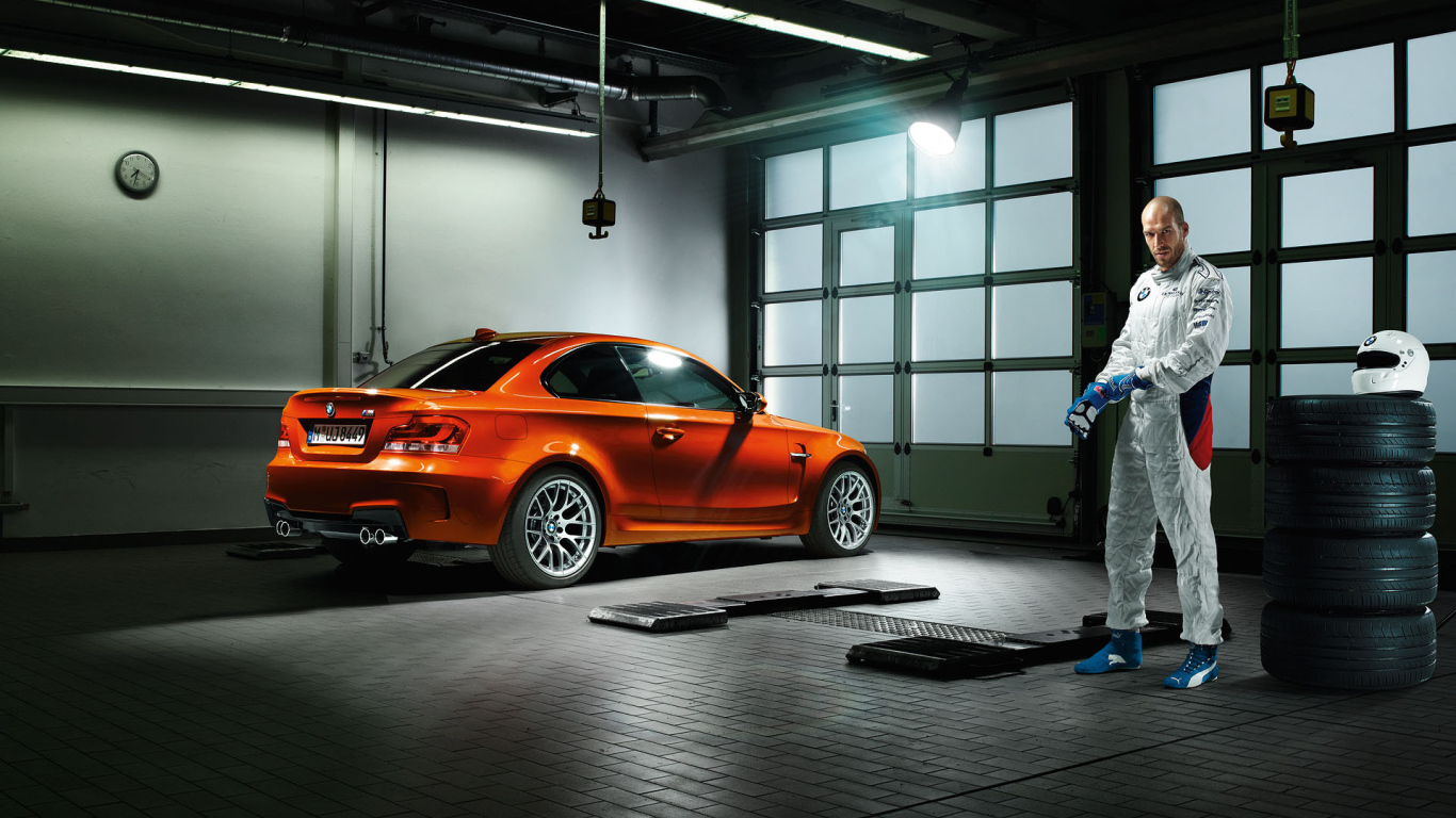 Спортивный BMW и его пилот