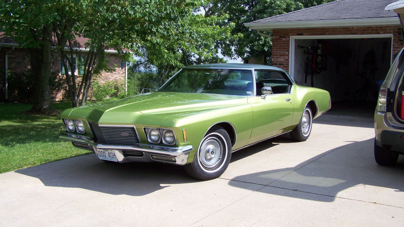 Зеленый buick riviera 1971