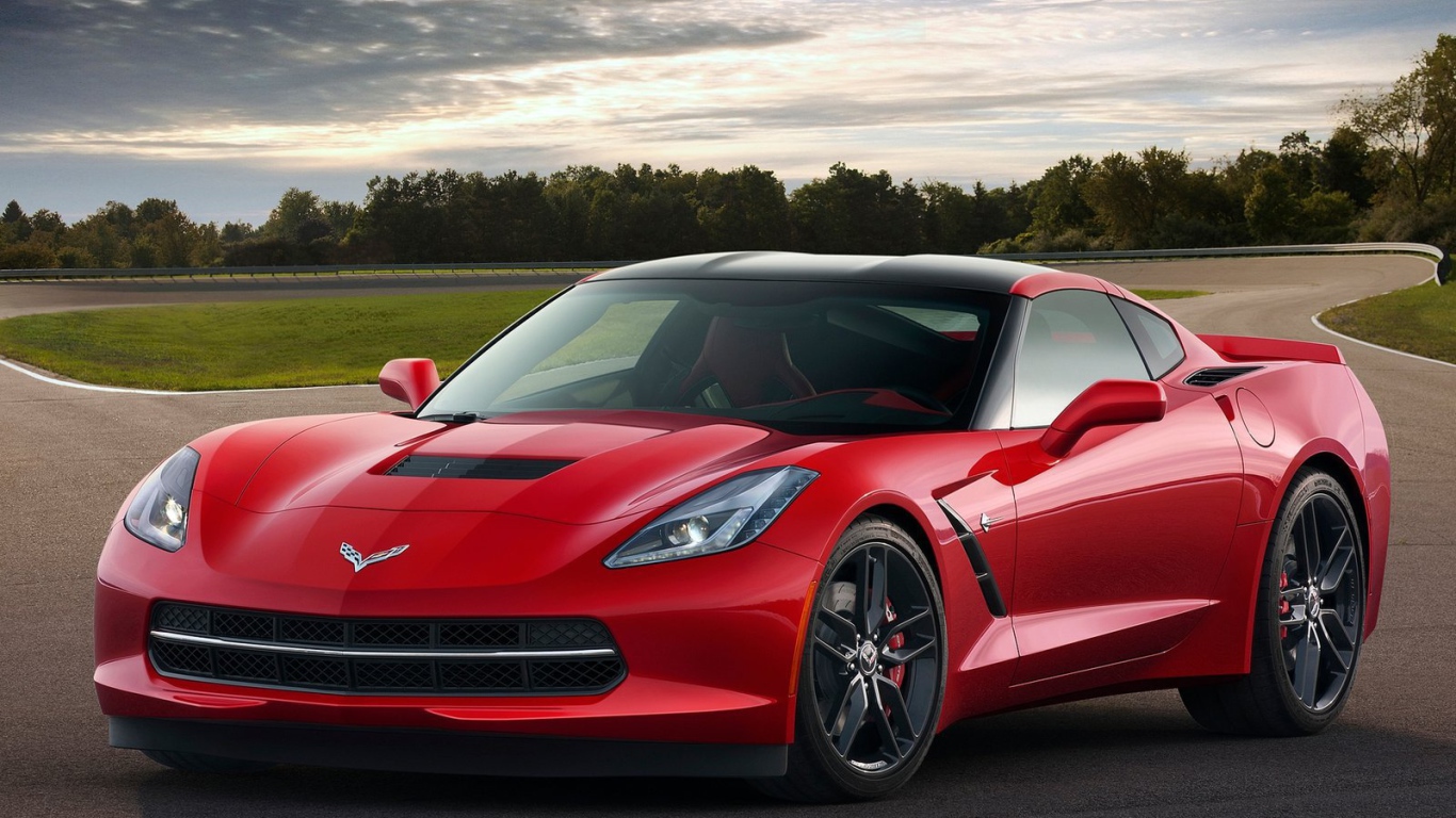 Автомобиль Chevrolet Corvette 2014 года на дороге