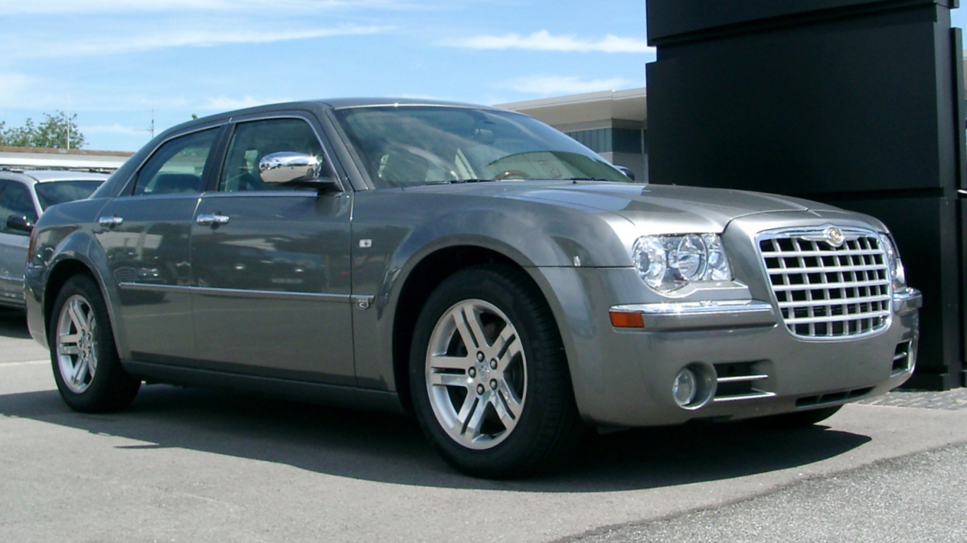 Серебристый Сhrysler 300c