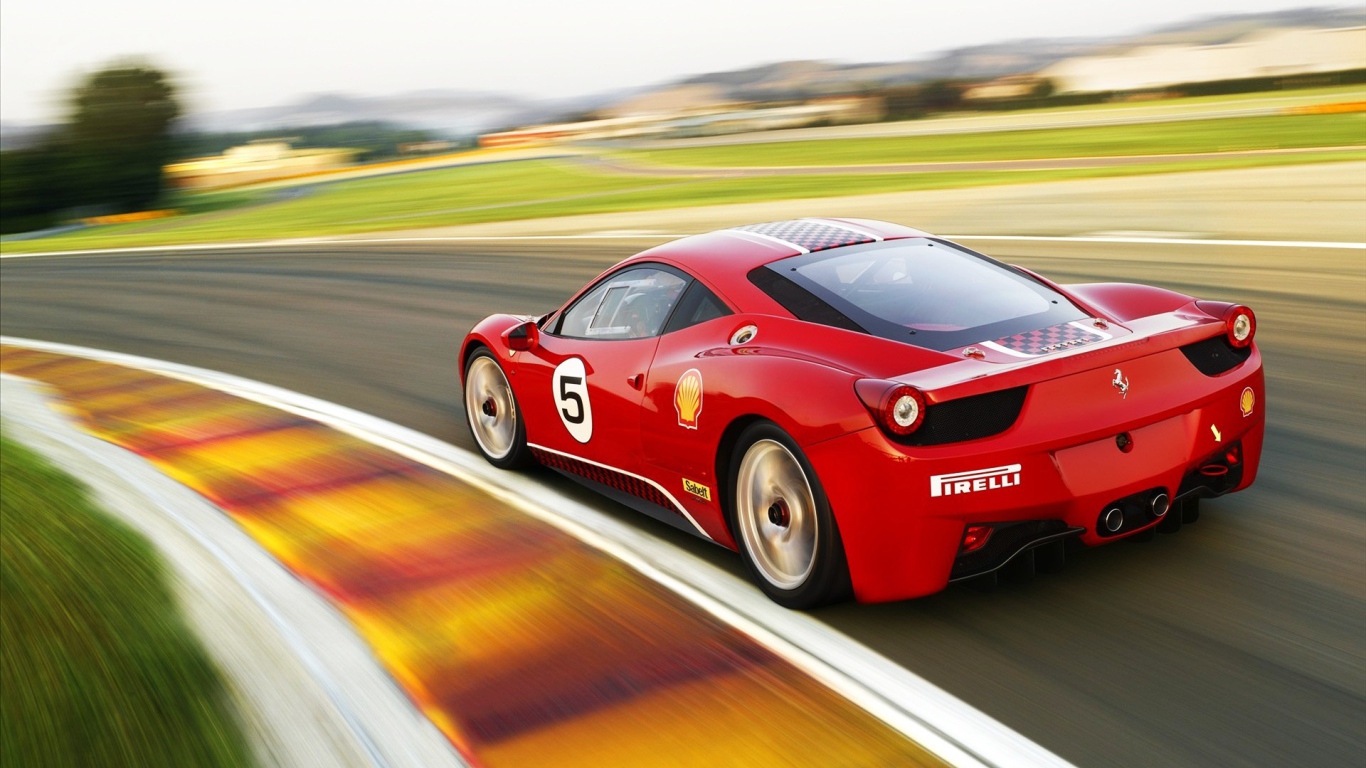 Красный Ferrari 458 Challenge