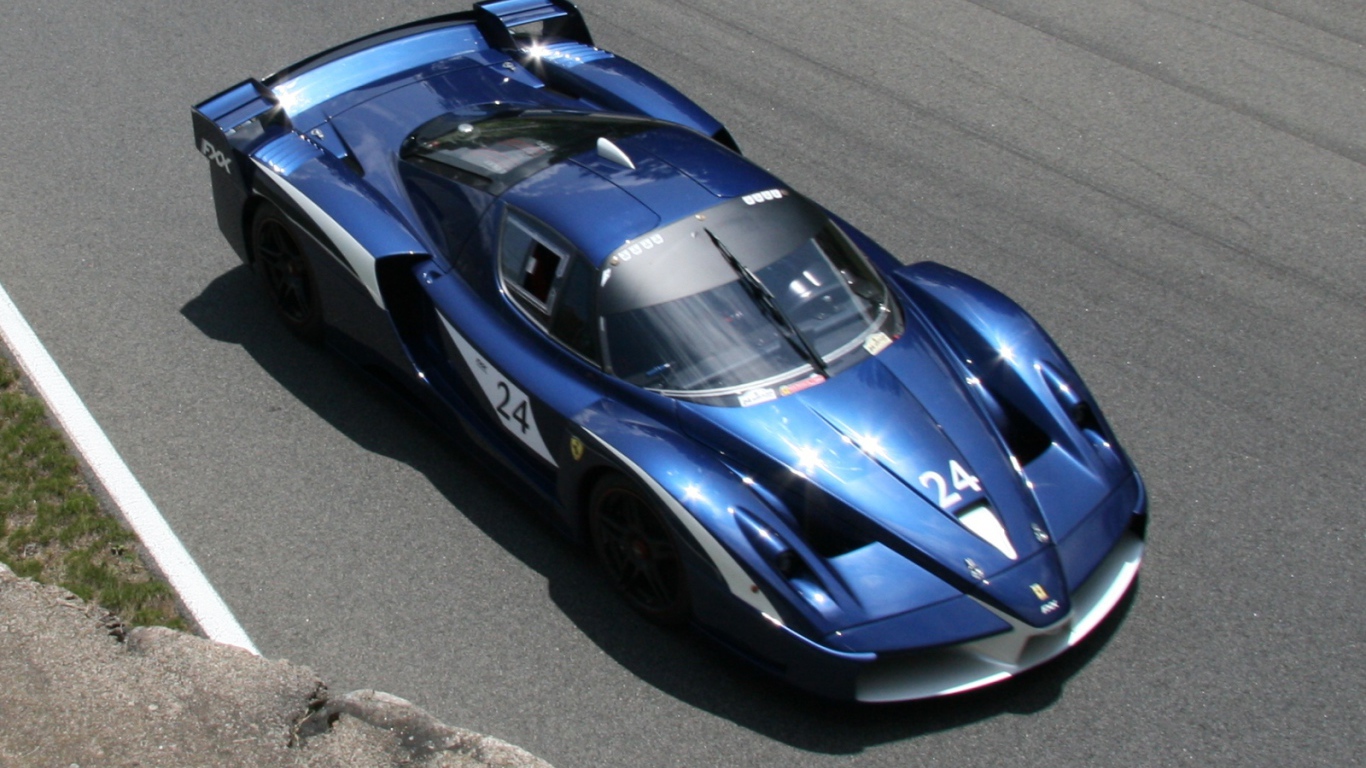 Синий Ferrari FXX