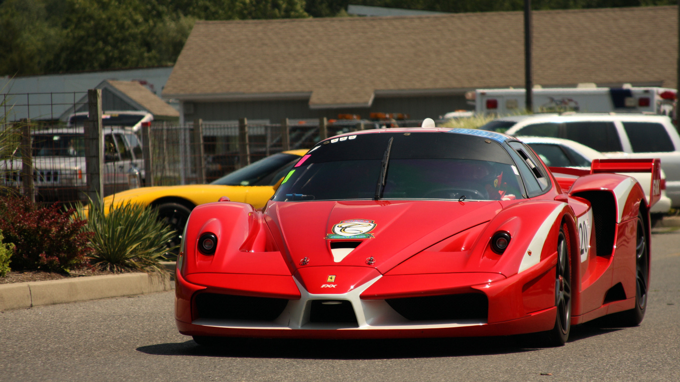 Красный Ferrari FXX