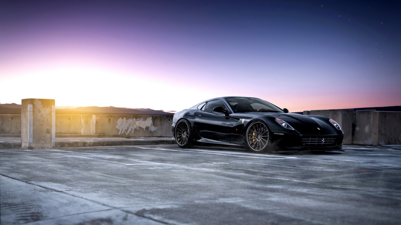Черный феррари на стоянке
