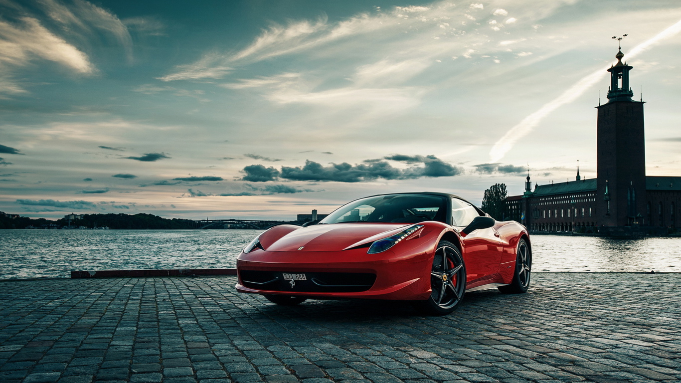 Красный феррари на набережной