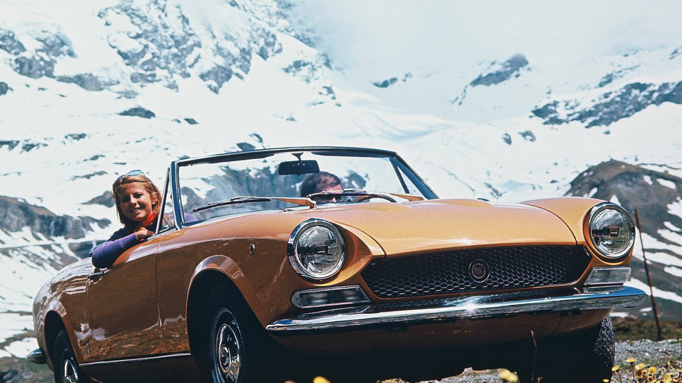 Красивый автомобиль Fiat 124