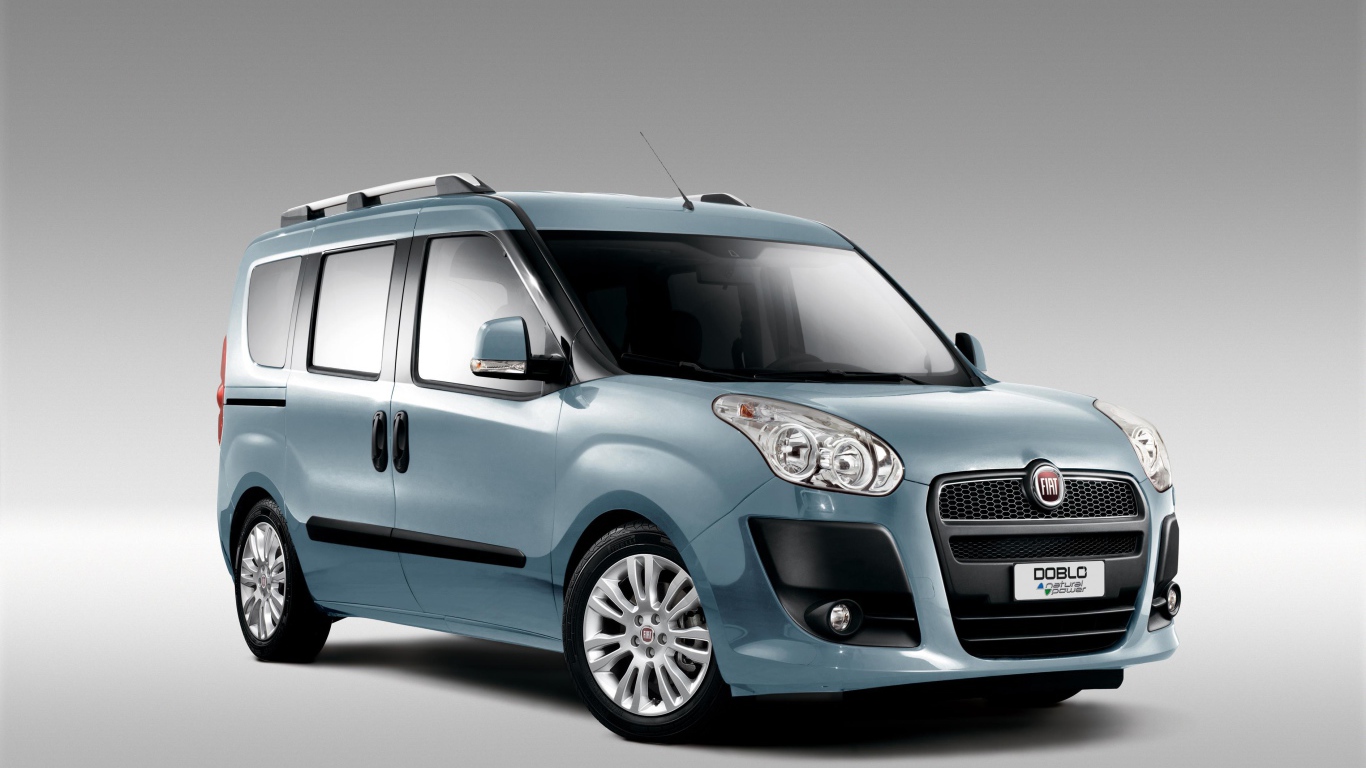 Автомобиль Fiat Doblo на дороге