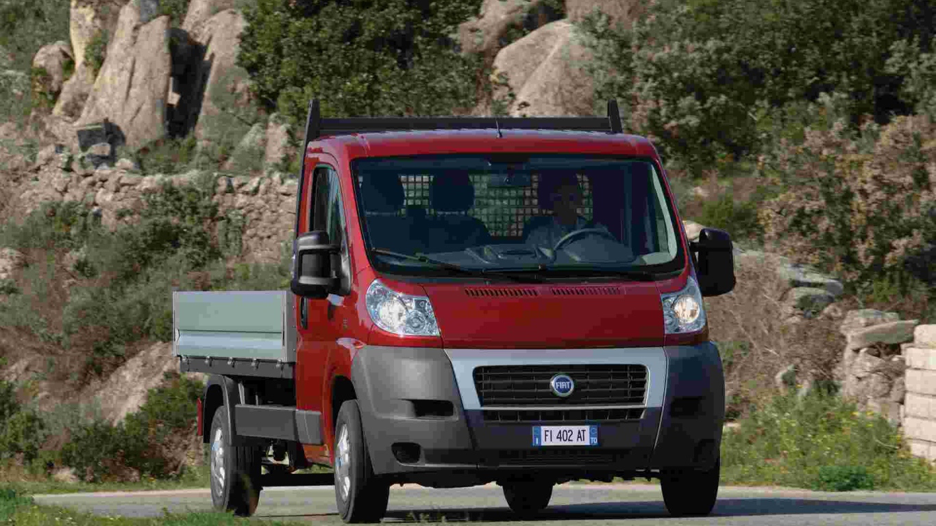 Автомобиль Fiat Ducato на дороге