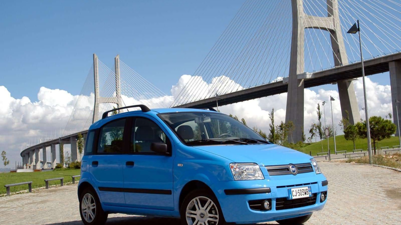 Автомобиль Fiat Panda на дороге