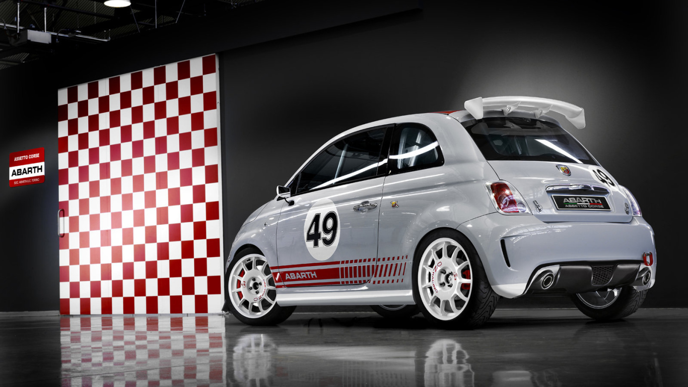 Автомобиль Fiat 500 на дороге