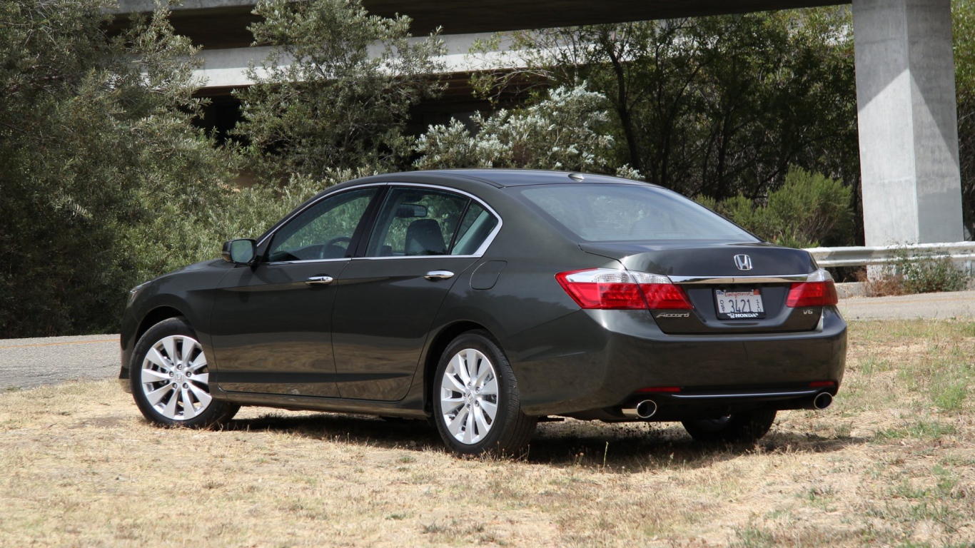 Красивый автомобиль Honda Accord 2013