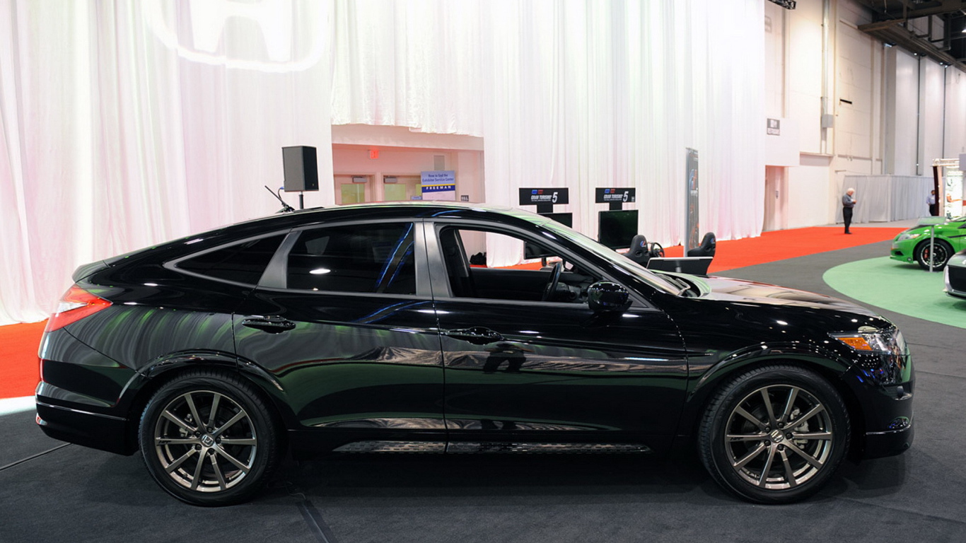 Красивый автомобиль Honda Crosstour в Москве