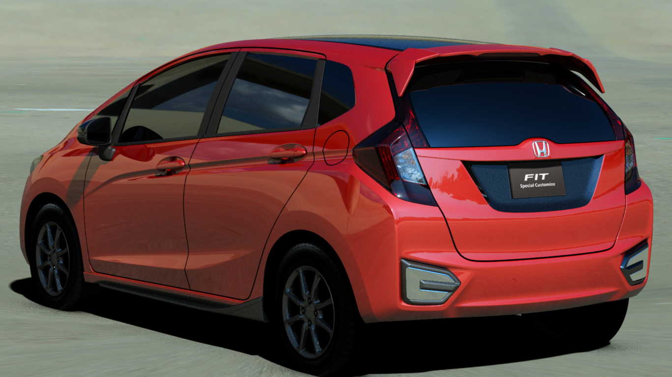 Красивый автомобиль Honda Fit 2014 года в Москве