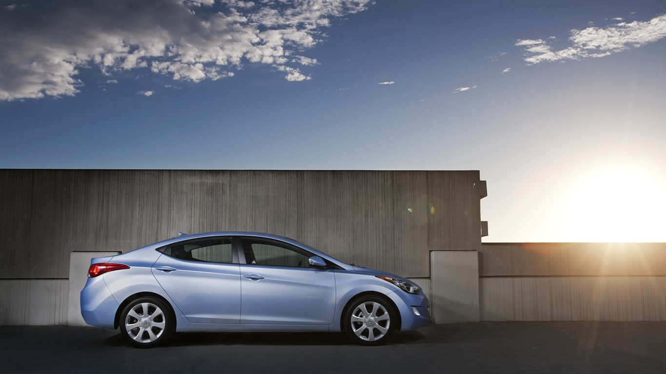 Автомобиль Hyundai Elantra на дороге