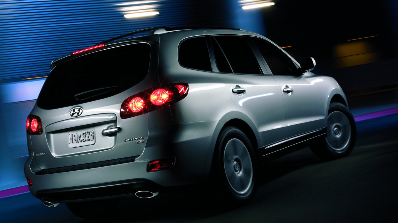 Автомобиль Hyundai Santa fe на дороге