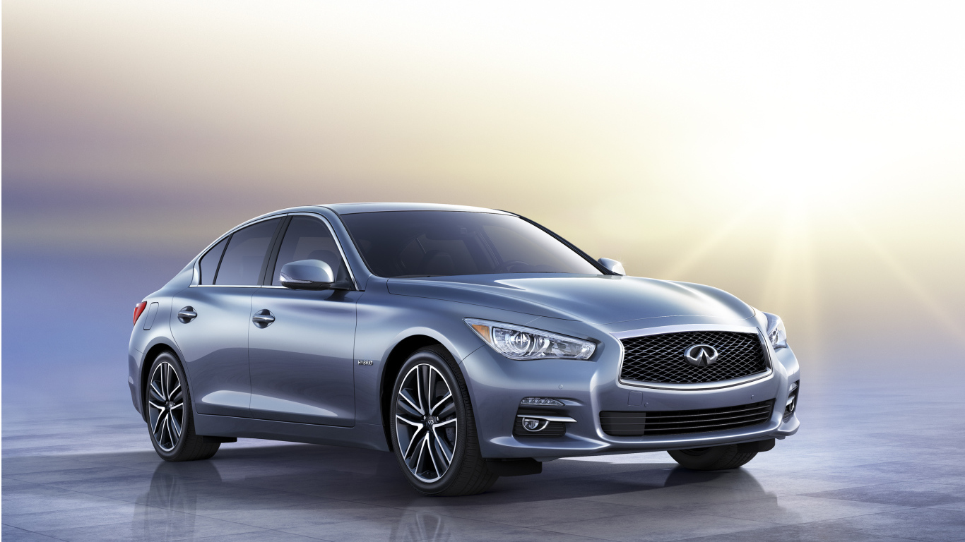 Красивый автомобиль Infiniti Q50 2014 года в Москве