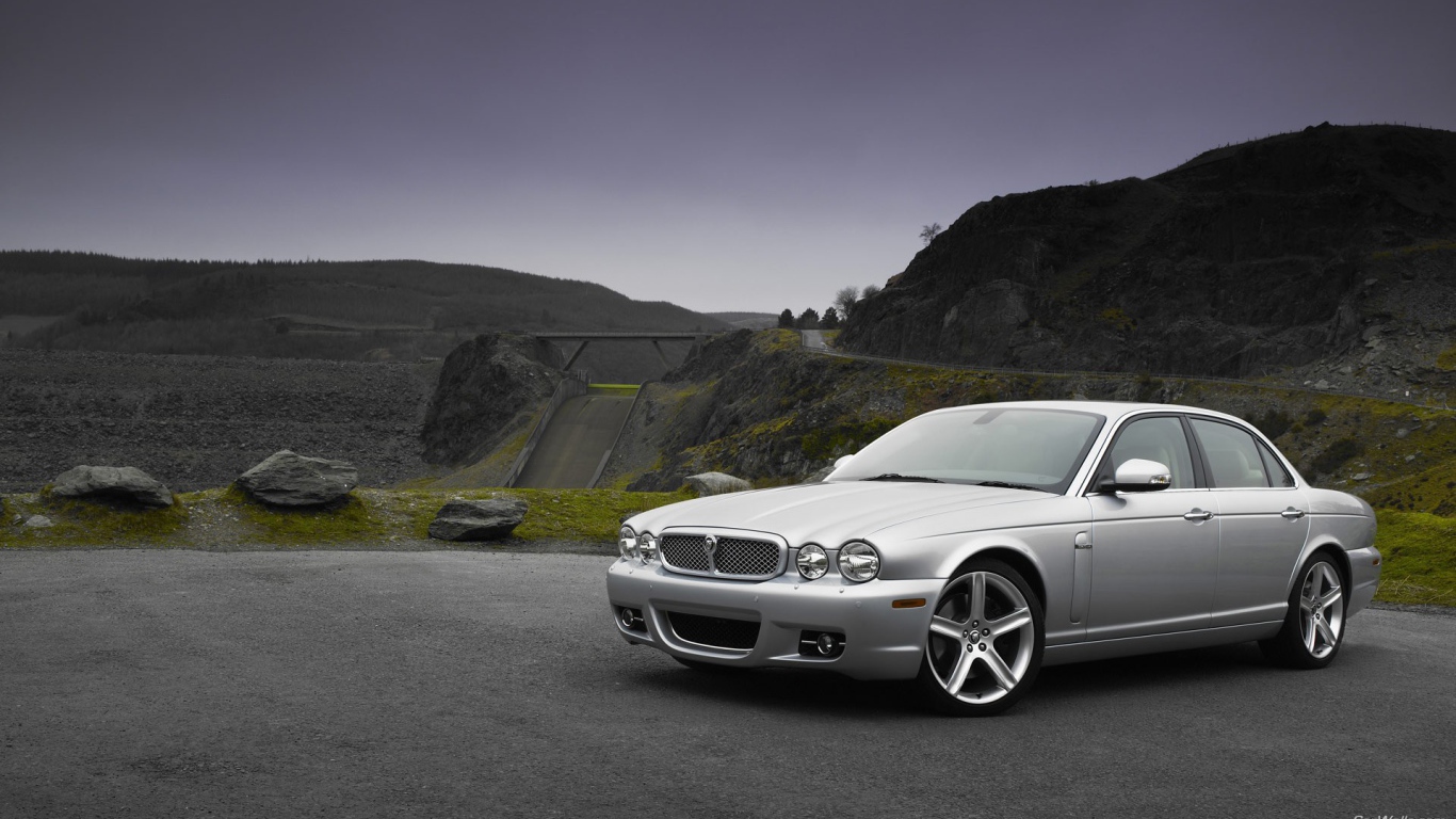 Белый автомобиль Ягуар