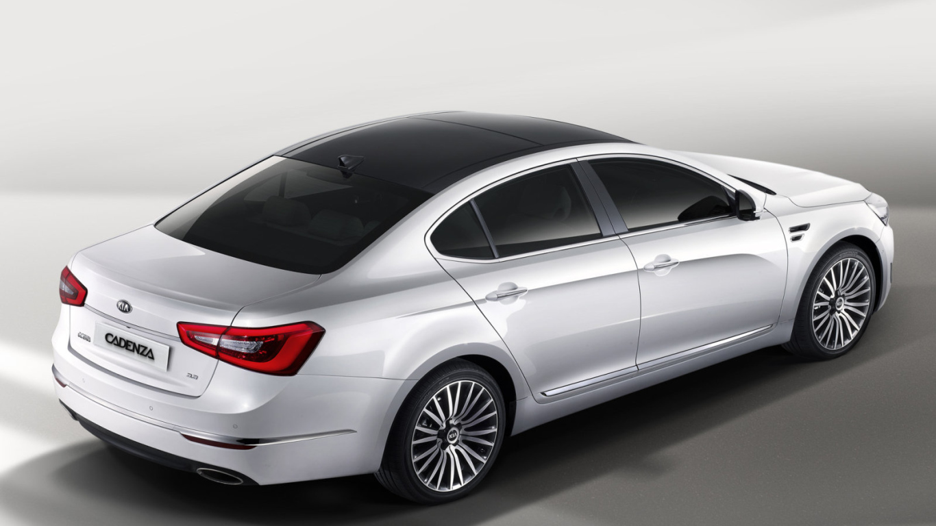 Автомобиль марки Kia модели Cadenza 2014 года