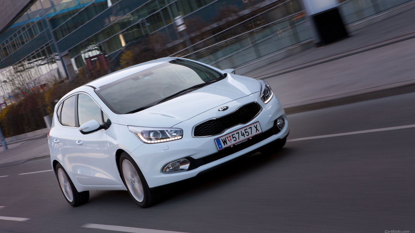 Белый автомобиль на улице