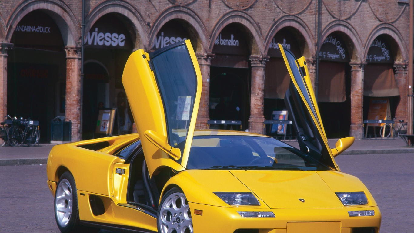 Автомобиль Lamborghini Diablo на дороге