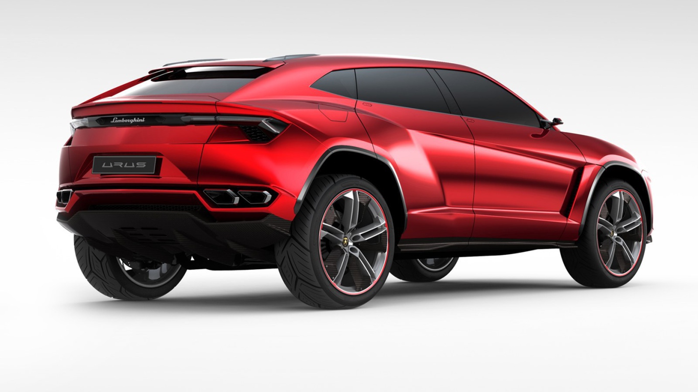Автомобиль Lamborghini Urus на дороге