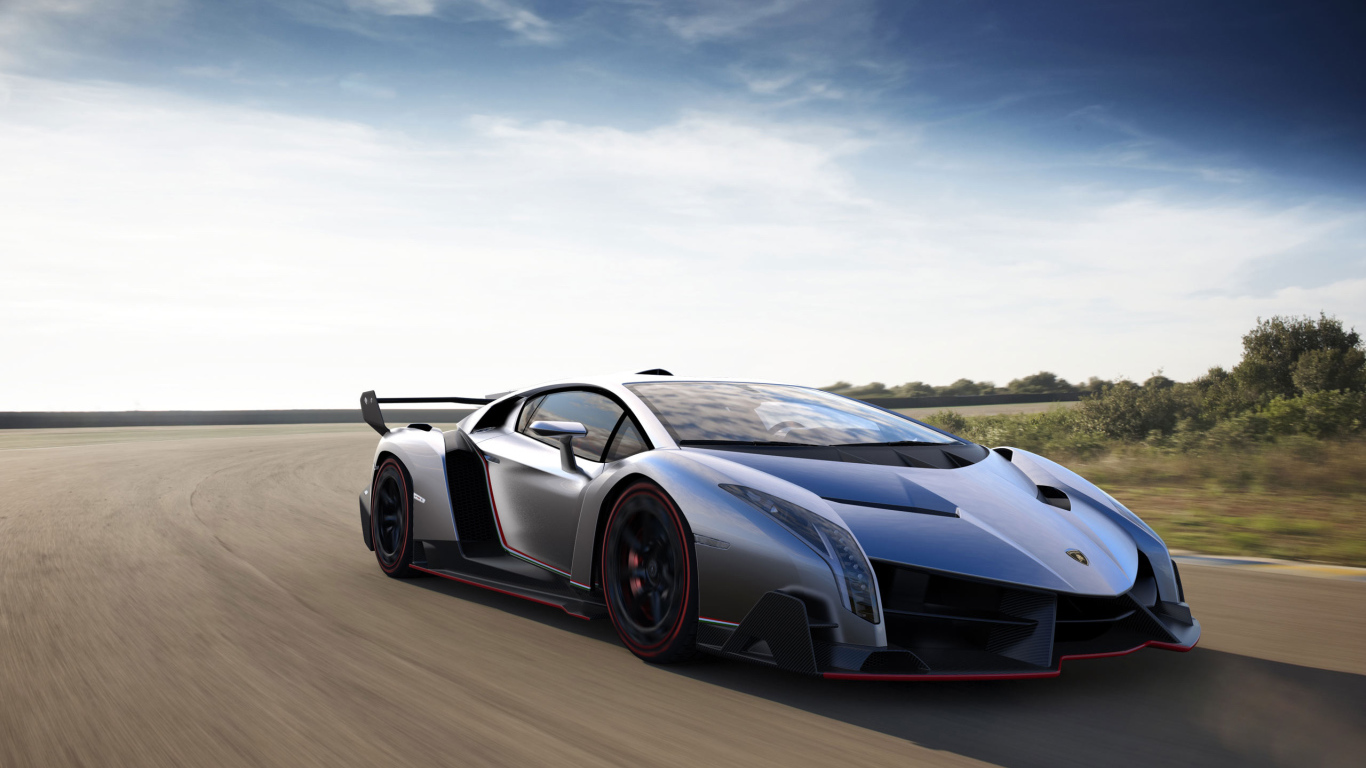 Автомобиль Lamborghini Veneno на дороге