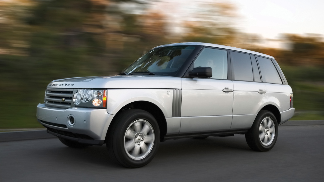 Автомобиль Land Rover A8 на дороге