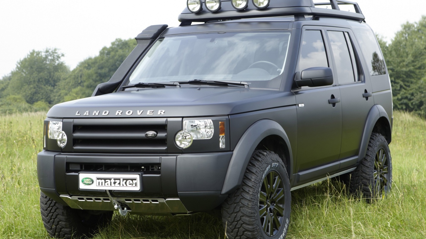  Автомобиль Land Rover Defender на дороге