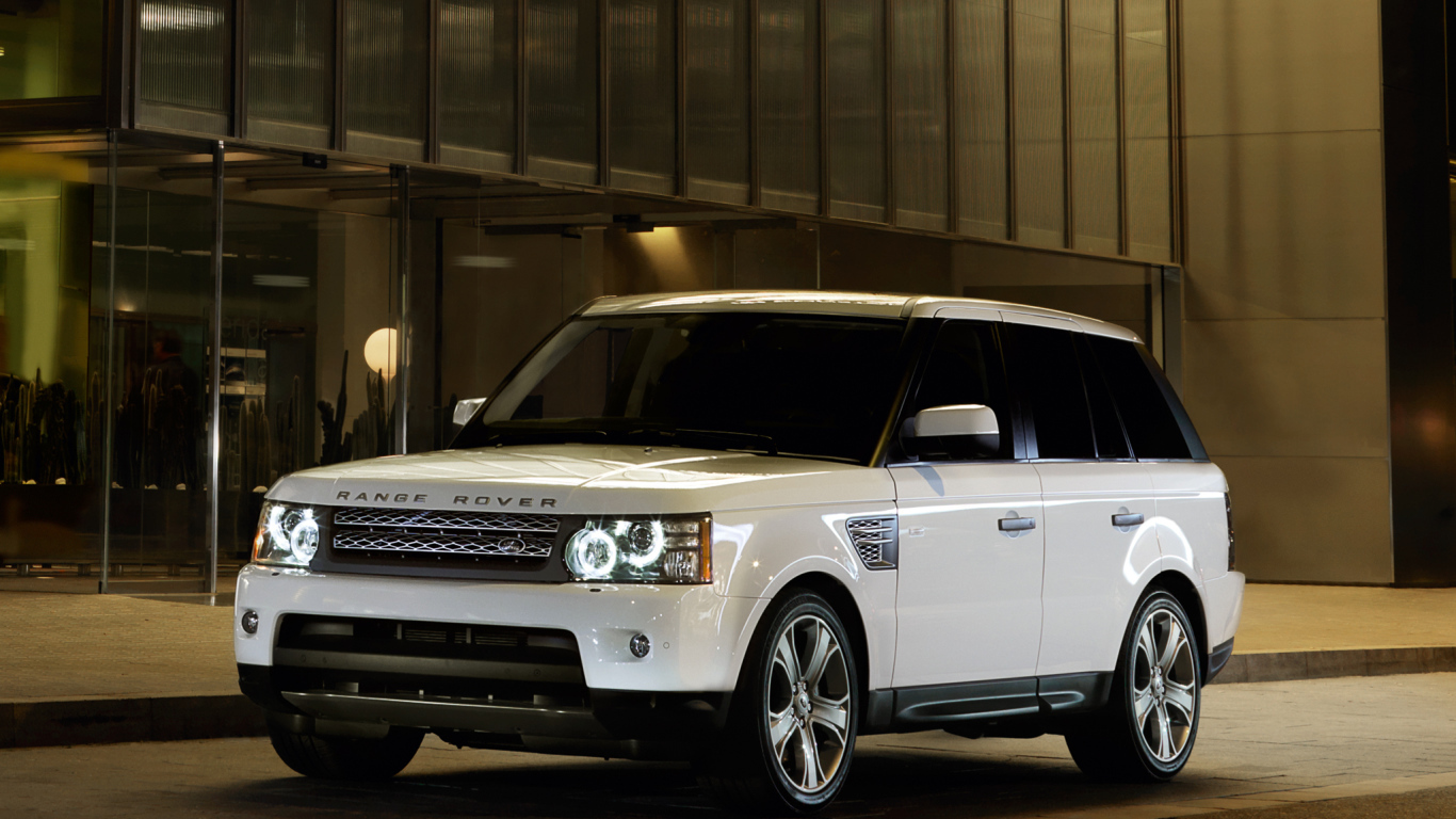 Лэнд ровер около магазина