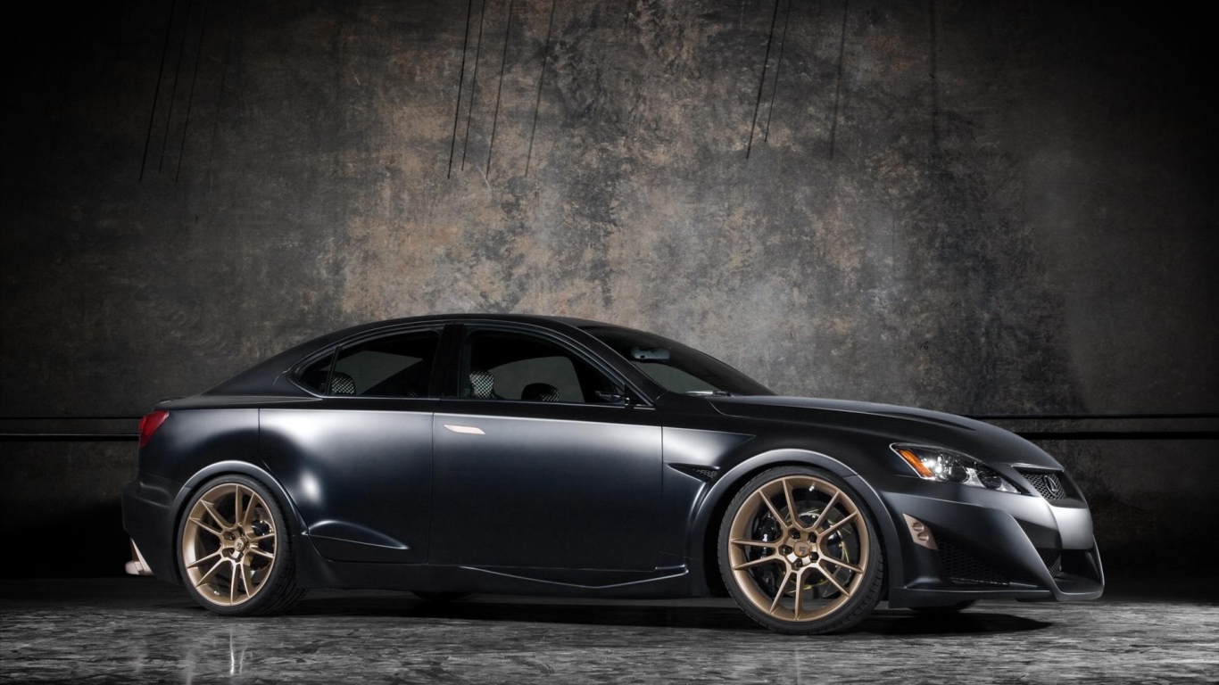 Лексус у бетонной стены