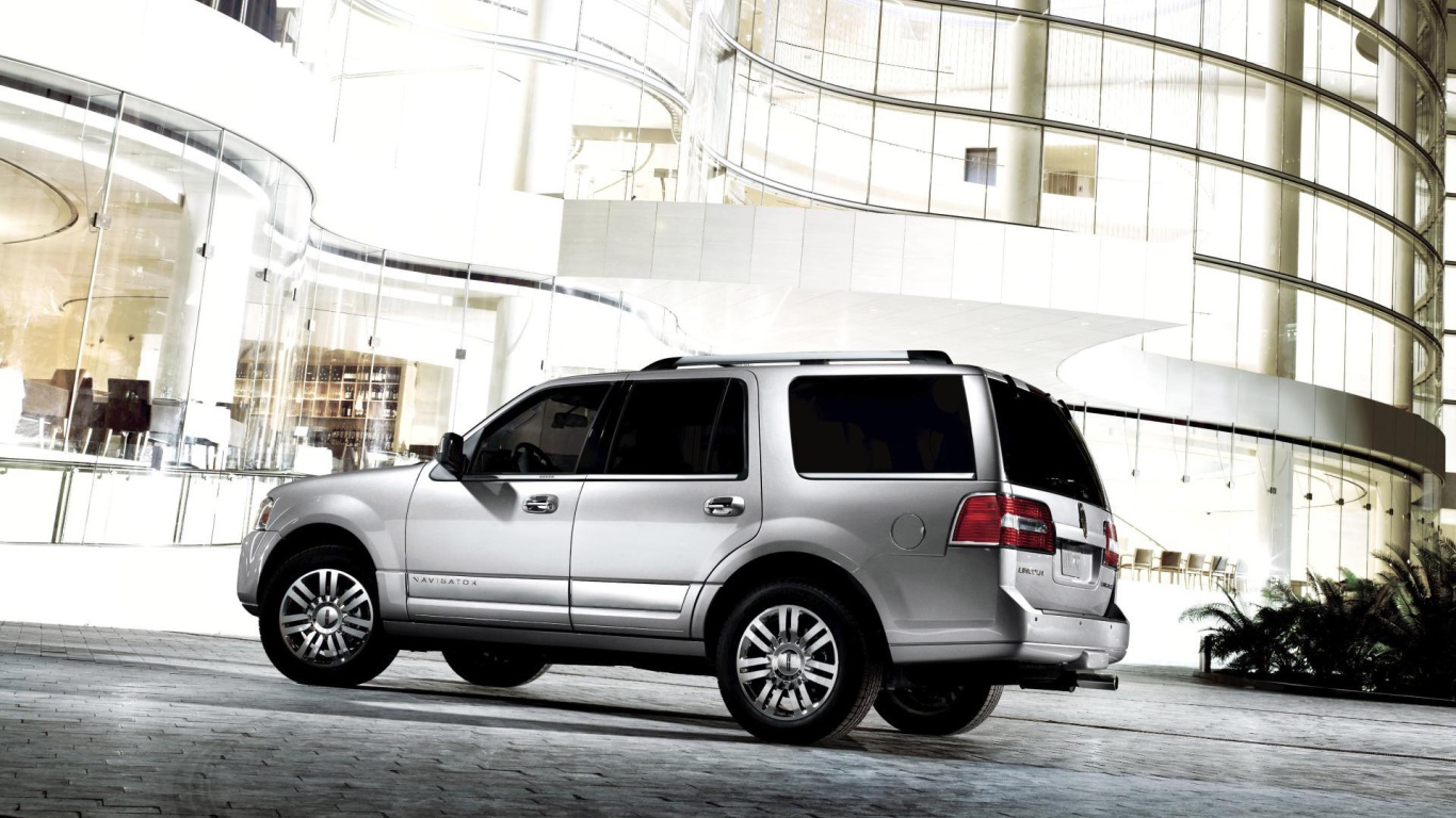 Красивый автомобиль Lincoln Navigator 2014 в Москве