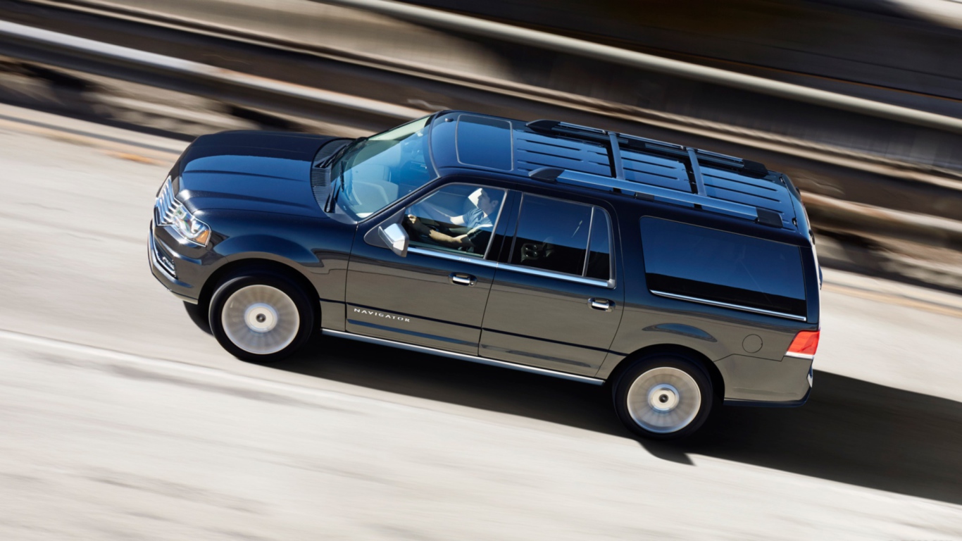 Автомобиль Lincoln Navigator 2015 на дороге