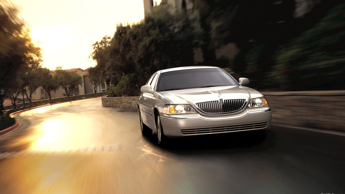Автомобиль Линкольн на улице