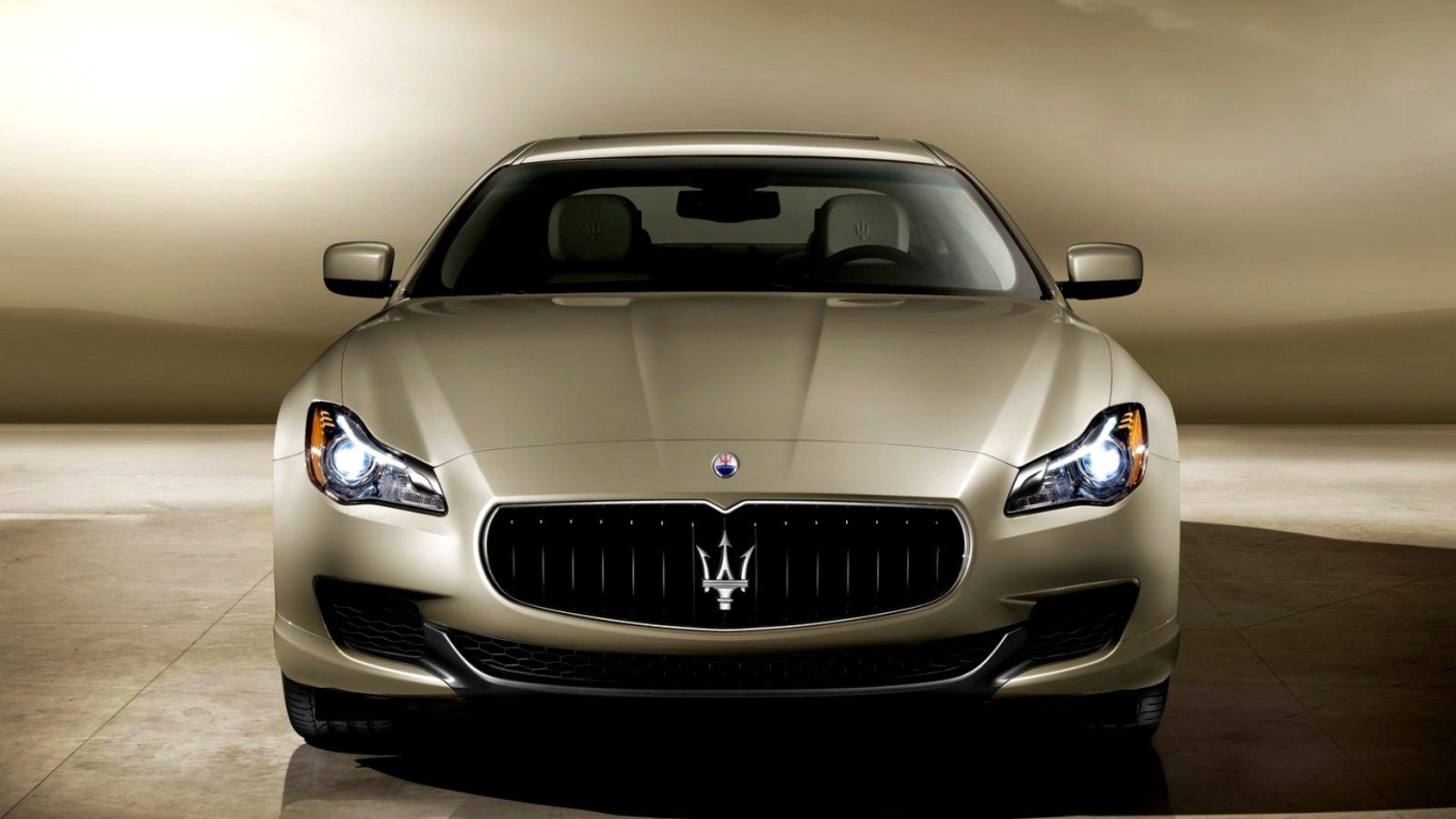 Красивый автомобиль Maserati Quattroporte