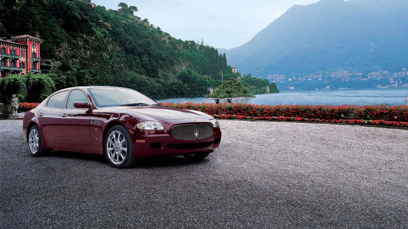 Красивый автомобиль Maserati Quattroporte в Москве