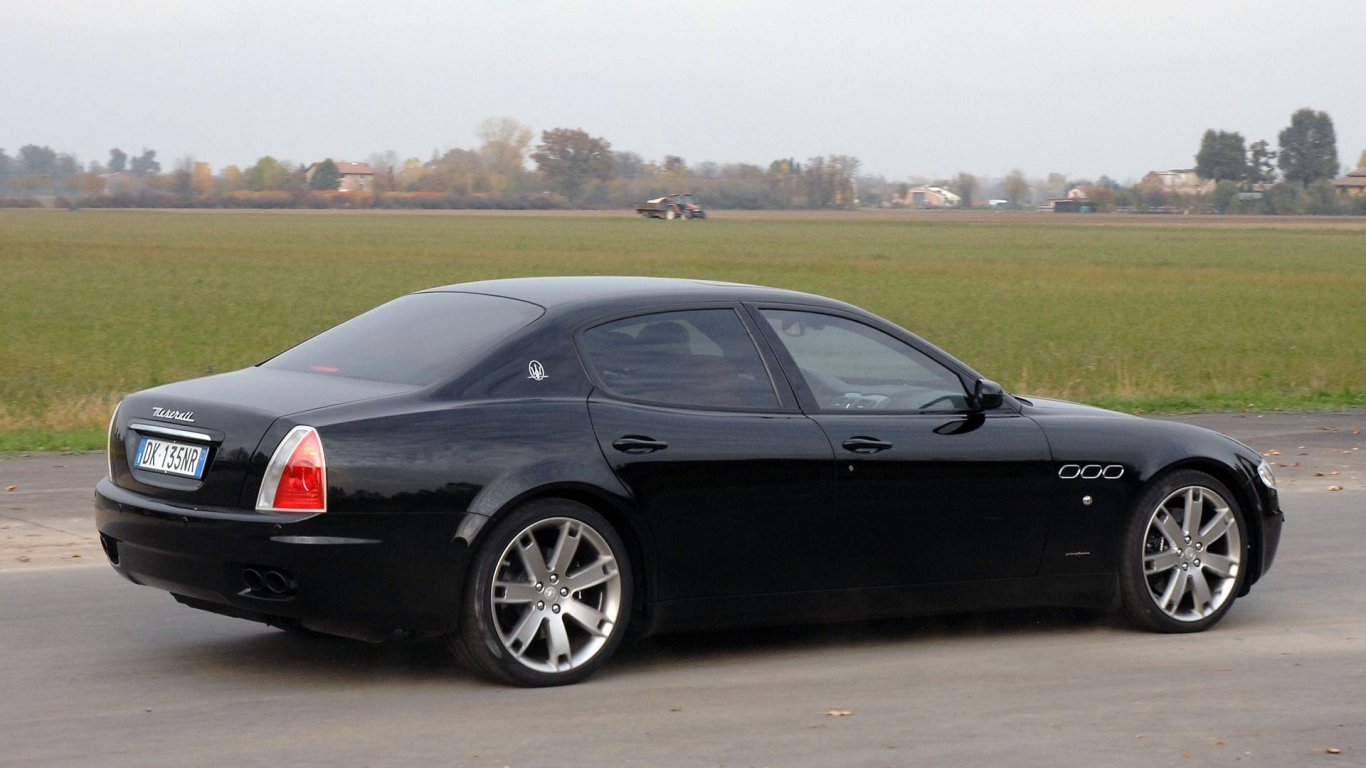 Автомобиль Maserati Quattroporte на дороге