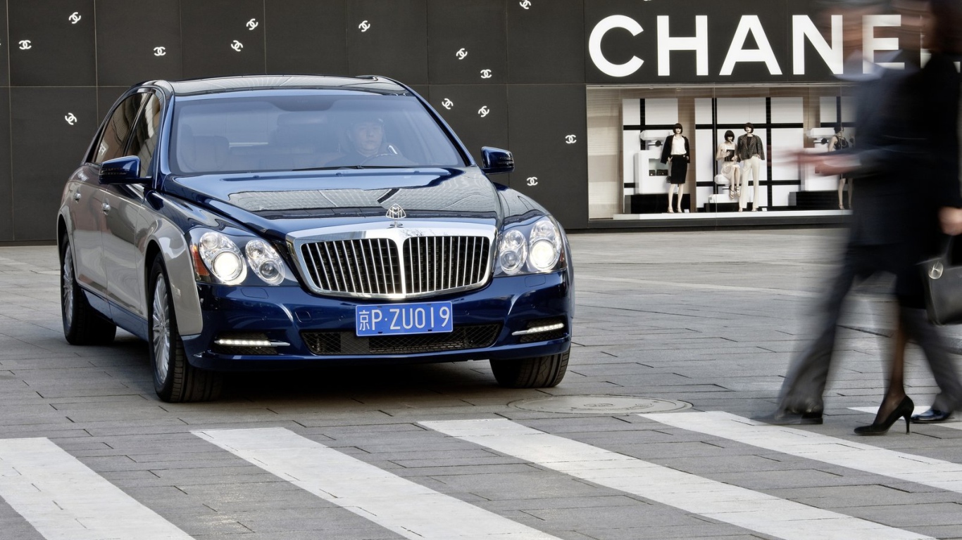 Автомобиль Maybach  62s на дороге